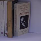 Durch zahlreichen Spender*innen konnten wir Exemplare des Tagebuchs Anne Franks an dem Tag weitergeben. (Foto: DIDF Jugend Frankfurt)
