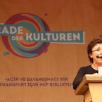 Renan ist Autorin und Schauspielerin und war Schirmherrin der Parade 2006. Zehn Jahre später ist sie wieder nach Frankfurt gekommen, um mit uns ein Zeichen für Offenheit und Solidarität zu setzen. 