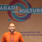 Als ehemaliger Schirmherr der Parade 2014 antwortete Bakary sofort positiv auf unsere Einladung, zurück auf die Römerbühne zu kommen, um mit uns das 10. Jubiläum der Parade zu feiern und für ein offenes und solidarisches Frankfurt einzutreten.