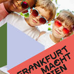 Drei Kinder stehen eng nebeneinander. Sie tragen bunte Sonnenbrillen und gucken in die Kamera. Schriftzug: Frankfurt macht Ferien